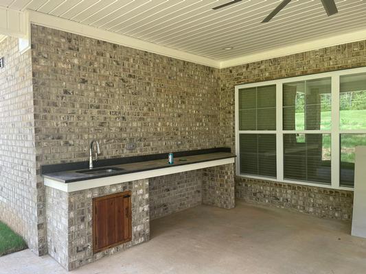 Outdoor kitchen with Dover Gray Brick